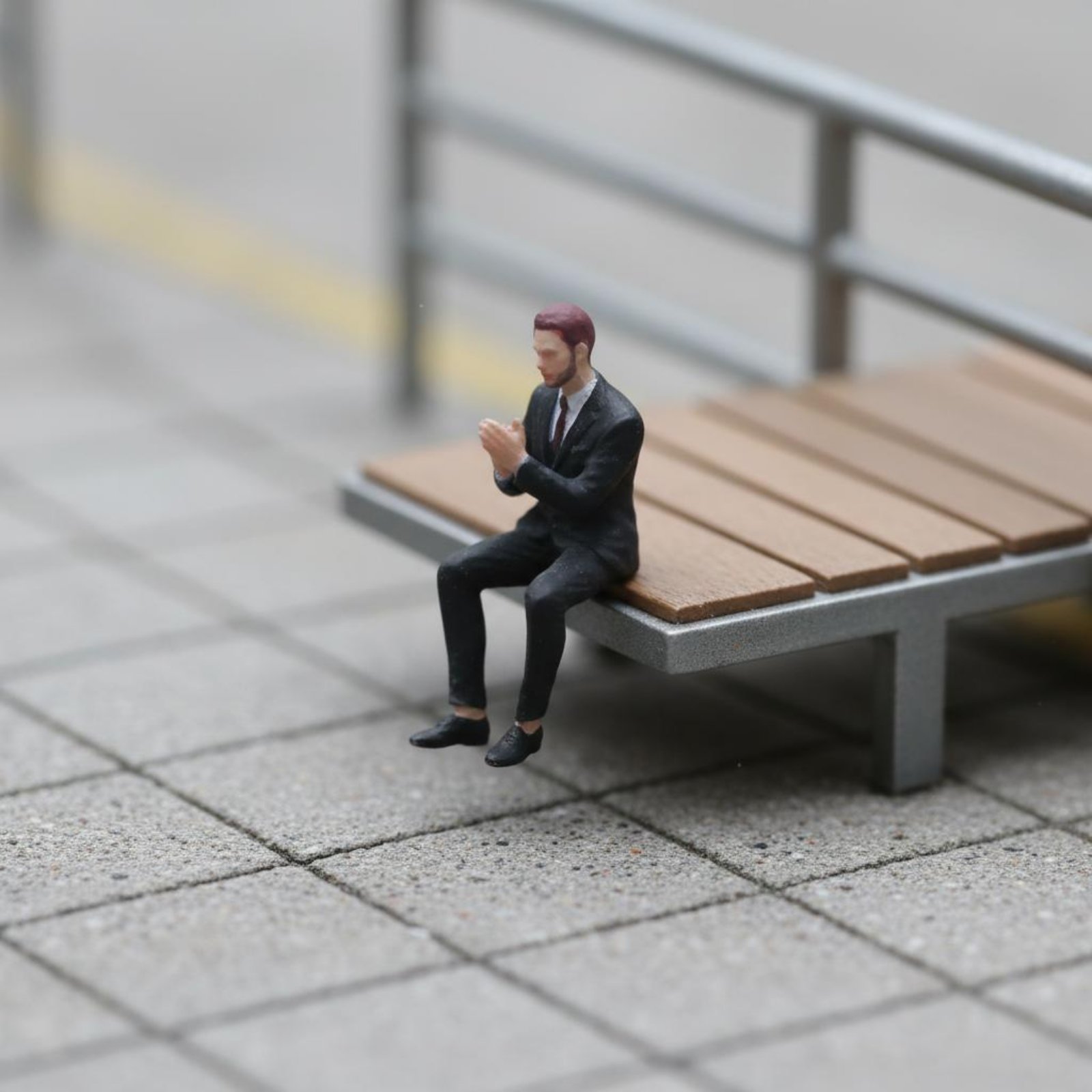 Figura de Homem Sentado em Esc - Men'S Suit Accessories avaliação e preço